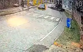 Üsküdar'da İstinat Duvarı Çöktü! Otomobil Kurtuldu!
