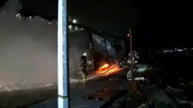 Arnavutköy'de İki Tır Yandı