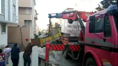 Ataşehir'de Kamyon Devrildi, Facia Önlendi