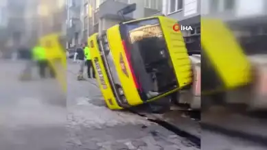 Ataşehir'de Kum Yüklü Kamyon Devrildi: Yaralanma Yok
