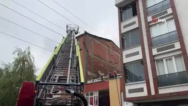 Başakşehir'de Çatı Yangını: Alevler Yüksek Gerilim Hattı Altında Fırtınalandı!