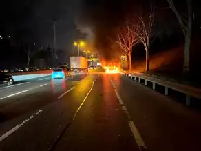 Bağcılar'da Ticari Araçta Yangın, Trafik Kilitlendi!