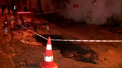 Beyoğlu'nda Yol Çökmesi: Evler Sular Altında