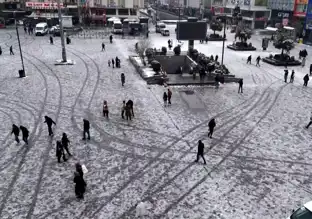 Esenyurt'ta Kar Keyfi: Polis de Vatandaş da Oyuna Katıldı!