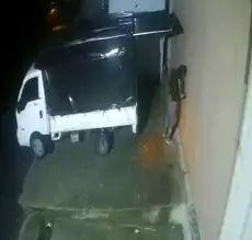 Arnavutköy'de Hırsızlar Kamyonetle Kapıyı Kırmaya Çalıştı!