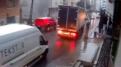 Esenyurt'ta Kamyonet Kazası: Ağaç Düştü, Hasar Var!