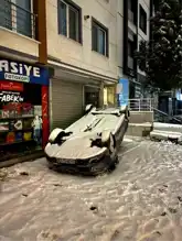 Beylikdüzü'nde Kar Küreme Aracı Kazası! Park Halindeki Araç Hasar Gördü