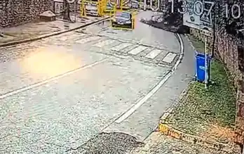 Üsküdar'da İstinat Duvarı Çöktü! Otomobil Kurtuldu!