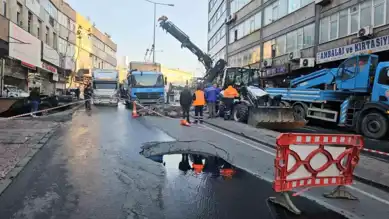Şehir Merkezinde Yol Çökmesi: İki Kamyon Hasar Gördü