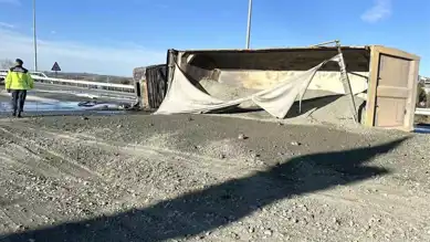 Otoyolda Kamyon Yangını: Trafik Kapatıldı