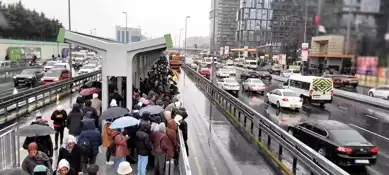 İstanbul'da Kar Yağışı, Toplu Taşımada Yoğunluğa Neden Oldu