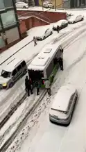 İstanbul'da Kar Yağışı: İETT Otobüsü Ağaca Çarptı!