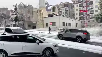 İstanbul'da Kar Yağışı Trafiği Felç Etti!