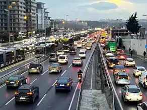 İstanbul'da Kar Yağışı Trafiği Felç Etti! Yoğunluk %80'e Çıktı