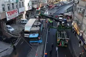 İstanbul'da Yol Çökmesi: İki Kamyon Çukura Düştü