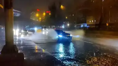 İstanbul'da Sağanak Yağış: İş Yerleri Sular Altında!