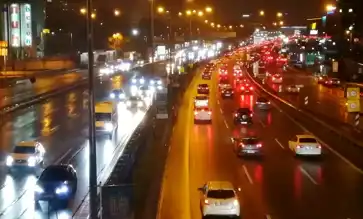 İstanbul'da Sağanak Yağış Trafik Felaketi Yarattı