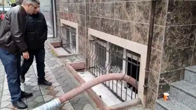 Yağmur sonrası kanal tıkanması: Sultangazi'de çökmeler!