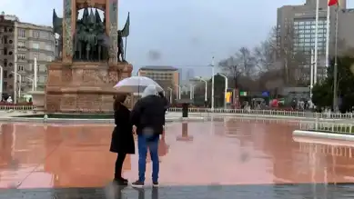 Taksim'de Yağmur ve Rüzgar Felç Etti!