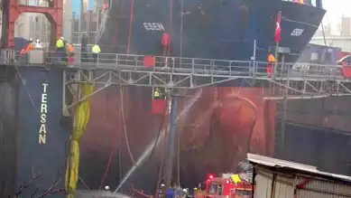 Tuzla Tersanesi'nde Gemi Yangını Söndürüldü