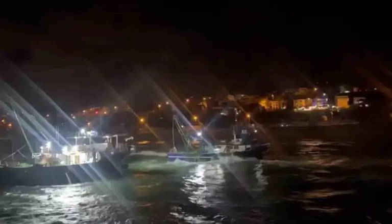 Fırtınada Karaya Oturan Tekne Kurtarıldı