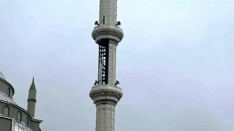 Şiddetli Rüzgar, Cami Minaresi Hasara Uğrattı