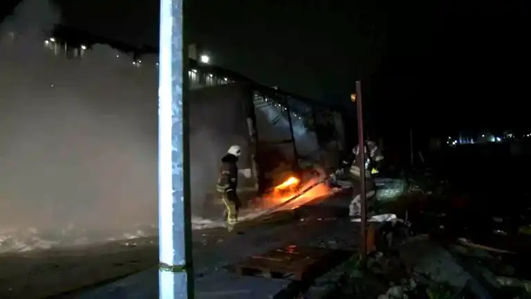 Arnavutköy'de İki Tır Yandı
