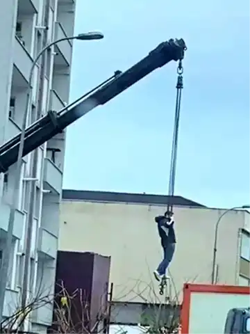 Ataşehir'de Korkutan Vinç İnişi!