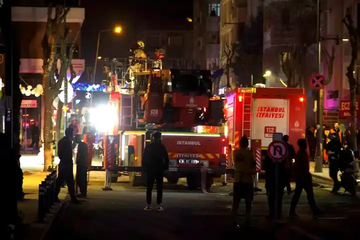 Avcılar'da Çatı Katı Yangını: İtfaiye Müdahalesi