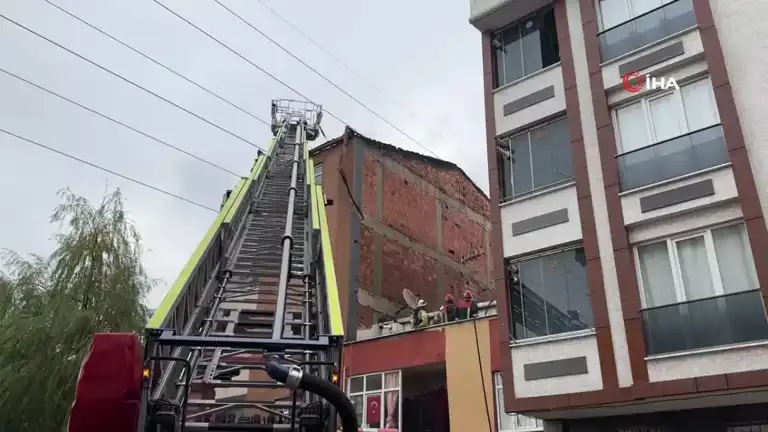 Başakşehir'de Çatı Yangını: Alevler Yüksek Gerilim Hattı Altında Fırtınalandı!