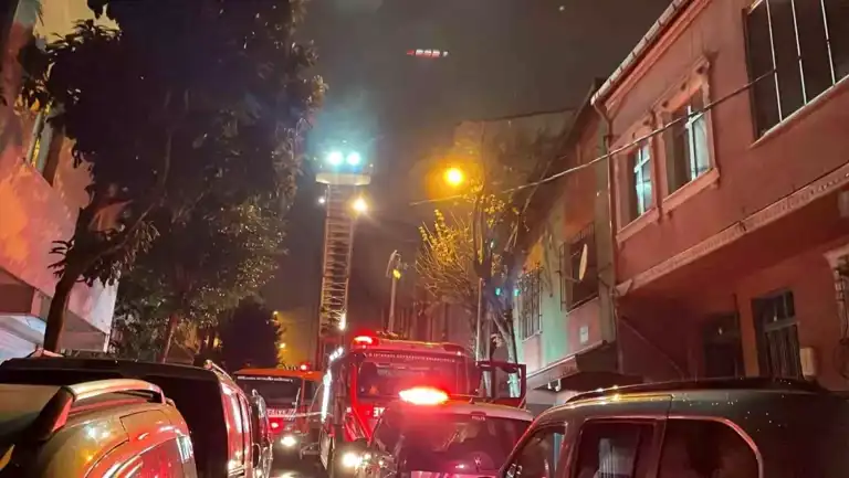 Gecekondu Yangını: Komşu Binalara Sıçradı