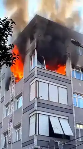 Bayrampaşa'da 4 Katlı Bina Yandı!