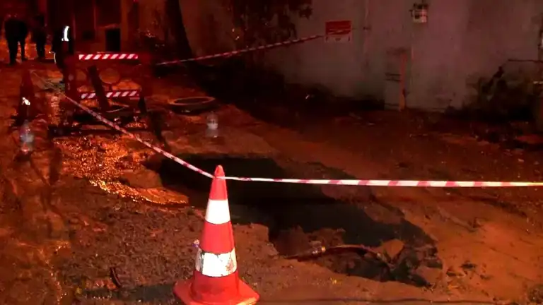 Beyoğlu'nda Yol Çökmesi: Evler Sular Altında