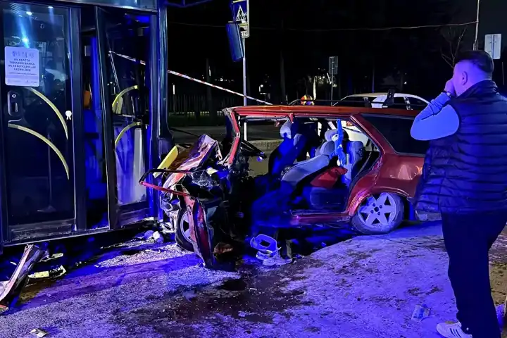 İETT-Otomobil Çarpışması: 2 Ölü