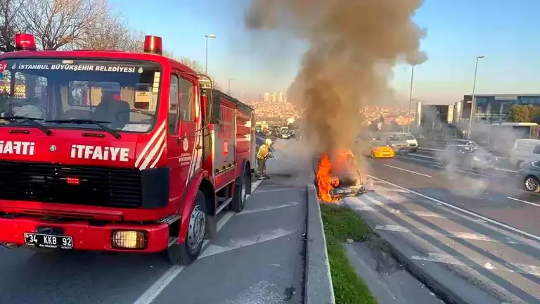 Eyüpsultan E-5'te Araçta Yangın!