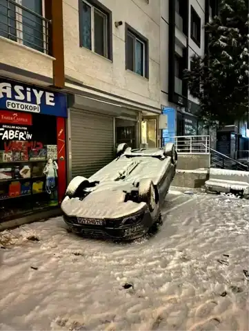 Beylikdüzü'nde Kar Küreme Aracı Kazası! Park Halindeki Araç Hasar Gördü