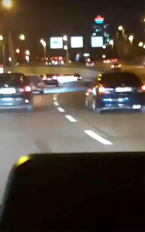 Tehlikeli Manzara: Araçtan Sarkan Genç
