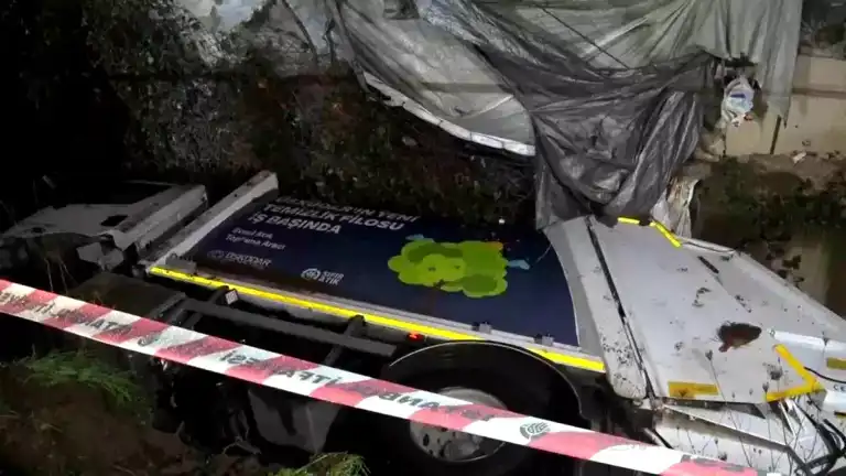 Üsküdar'da Çöp Kamyonu Kazası: Sürücü Hafif Yaralı