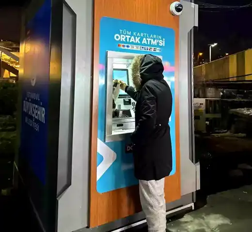 Soğuktan ATM'ye Sığınan Kedi!