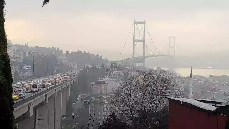 İstanbul Boğazı'nda Sis Görüşü Kısıtlıyor