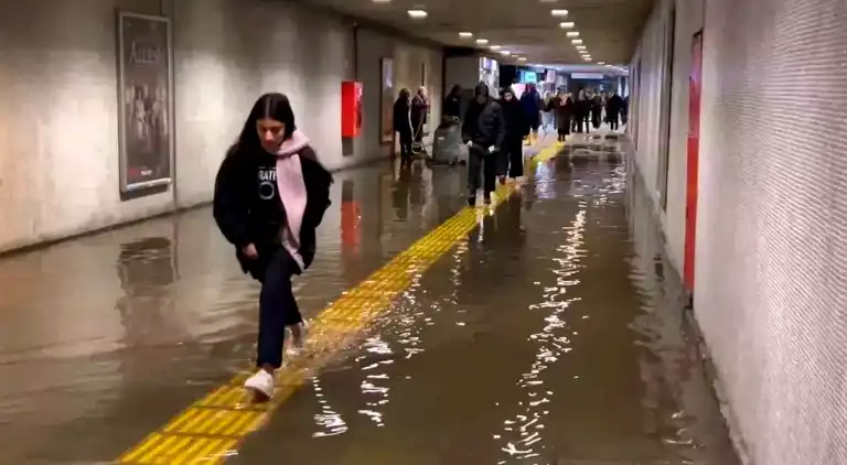 Fatih'te Metro Alt Geçidi Sular Altında Kaldı!