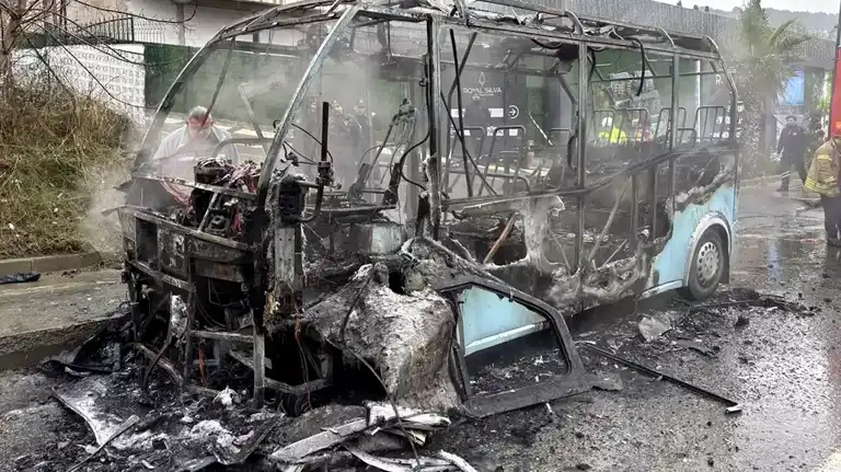 İstanbul Kartal'da Minibüs Yanarak Küle Döndü! 20 Yolcu Kurtuldu