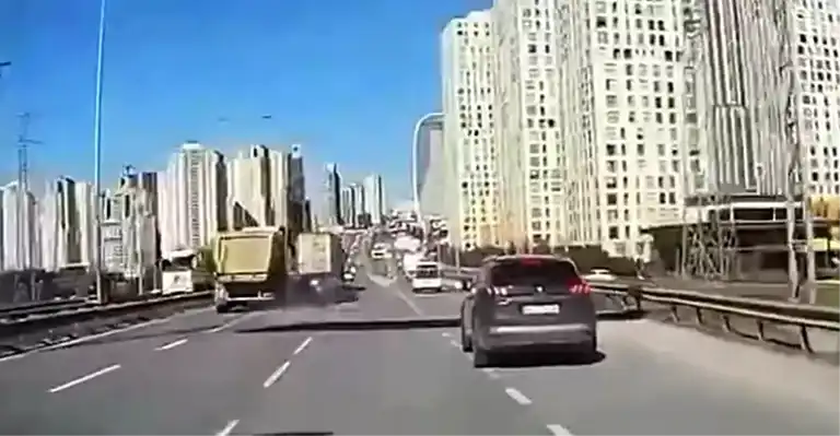 İstanbul TEM'de Korkunç Kaza: Şerit Değiştiren Araca Kamyon Çarptı!