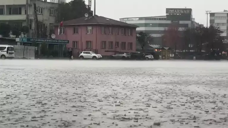 Şiddetli Lodos ve Yağmur İstanbul'u Vurdu!