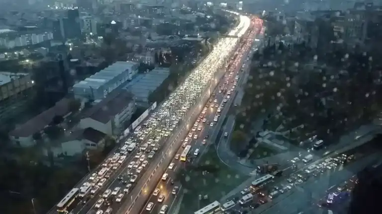 Şiddetli Yağmur ve Rüzgar İstanbul Trafiğini Felç Etti