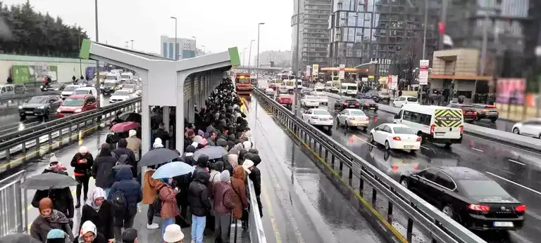 İstanbul'da Kar Yağışı, Toplu Taşımada Yoğunluğa Neden Oldu