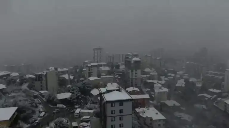 İstanbul'da Beklenmedik Kar Yağışı!