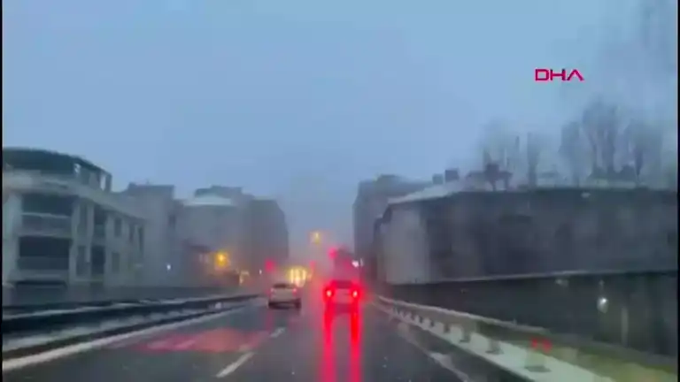 İstanbul'da Kar Yeniden Yağmaya Başladı! Trafikte Keşmekeş!