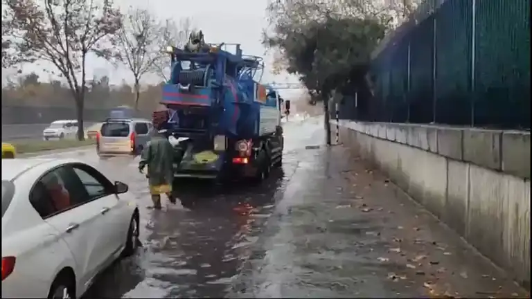 Şiddetli Yağış ve Fırtına İstanbul'u Vurdu