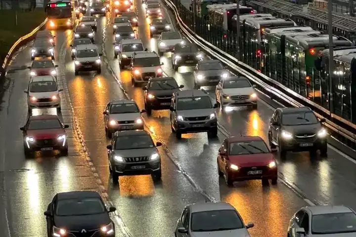 İstanbul'da Yağmur Trafiği Felç Etti: Yoğunluk %76!